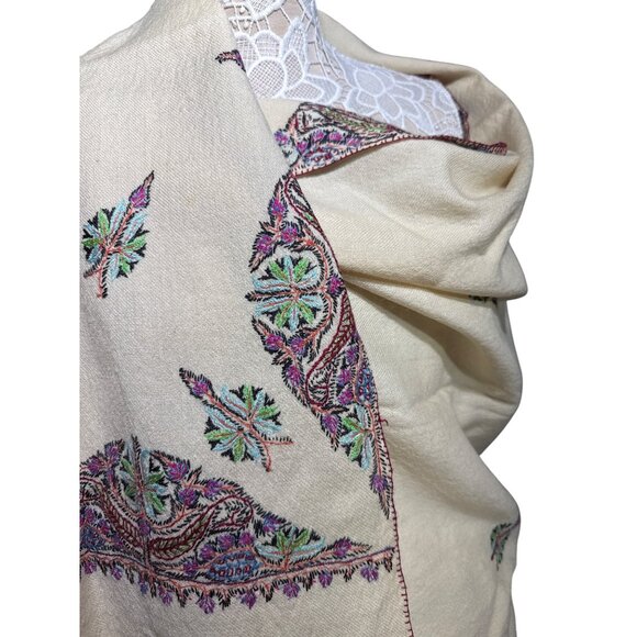 Hand-Embroidered Kashmiri Pashmina Shawl - Cream Wool With Silk Thread Floral Pa - Picture 9 of 12